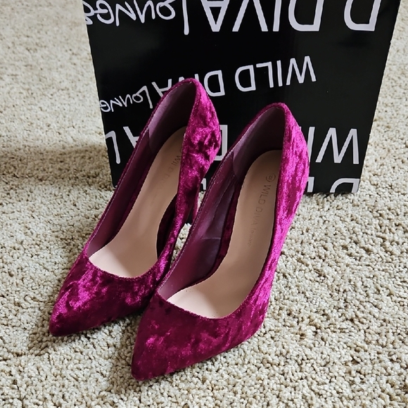 Burgandy Stiletto Heels with Shimmering Velvey Texture - Picture 1 of 7